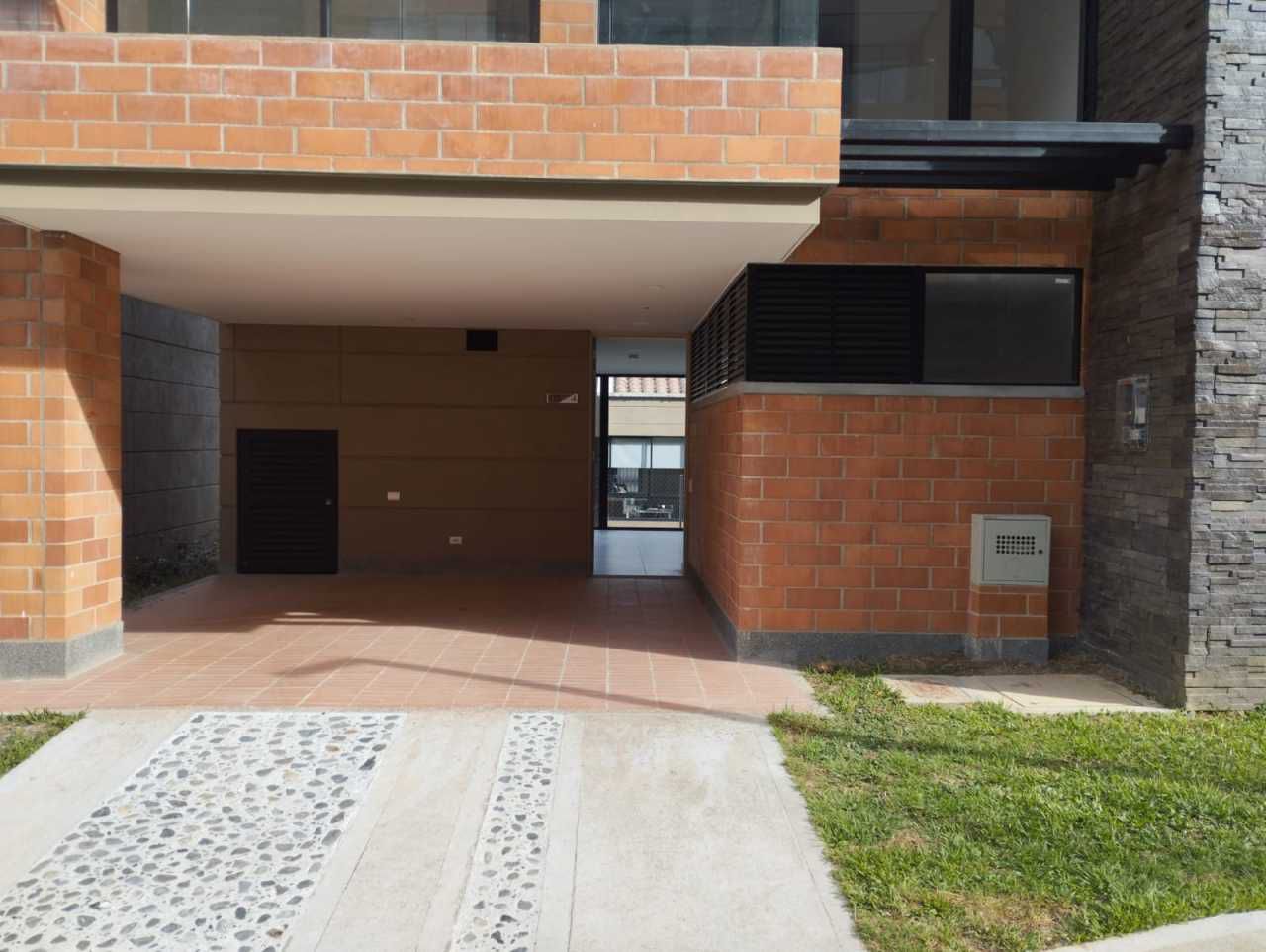 VENTA DE HERMOSA CASA EN RETIRO AVIGNON
